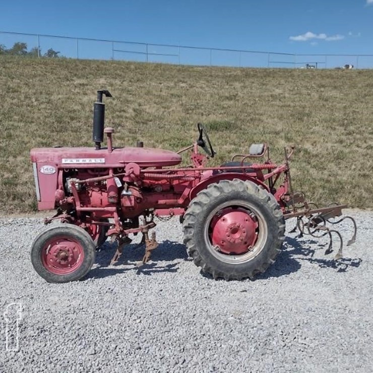 FARMALL 140 TRACTOR W/CULTIVATORS 5760