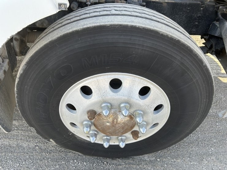 2005-peterbilt-335-image-44
