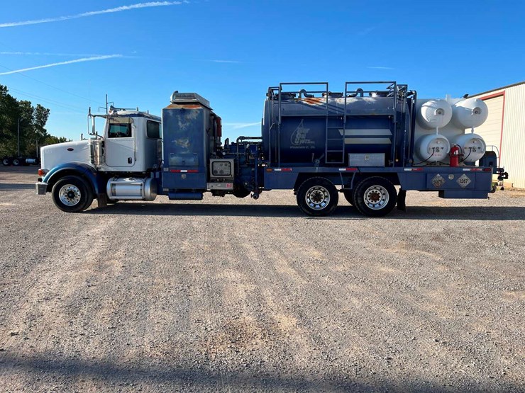 2010-peterbilt-367-image-8