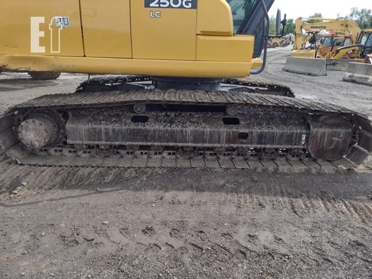 2021-deere-250g-lc-image-22