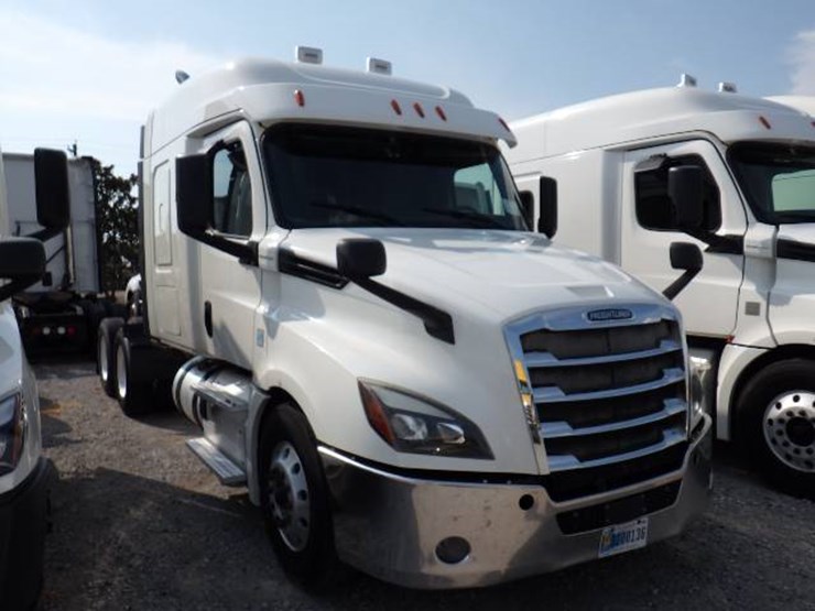 2019-freightliner-cascadia-126-image-3