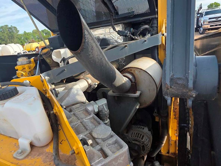 2011-deere-323d-image-2