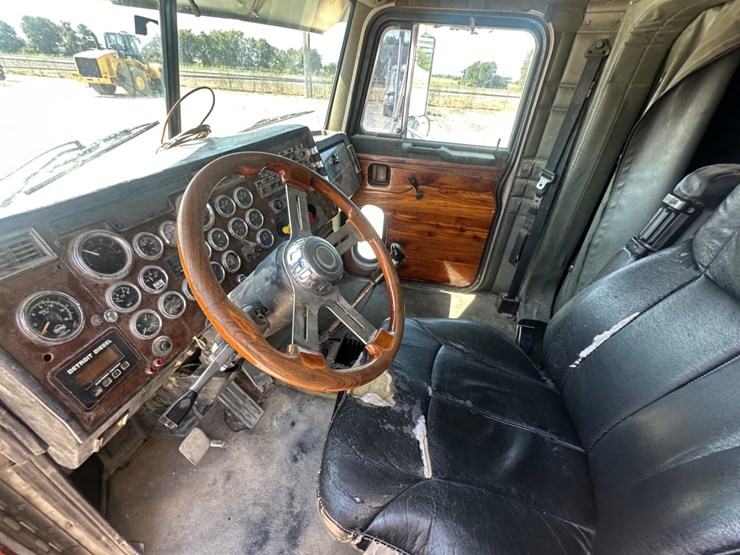 1995-peterbilt-379-image-17