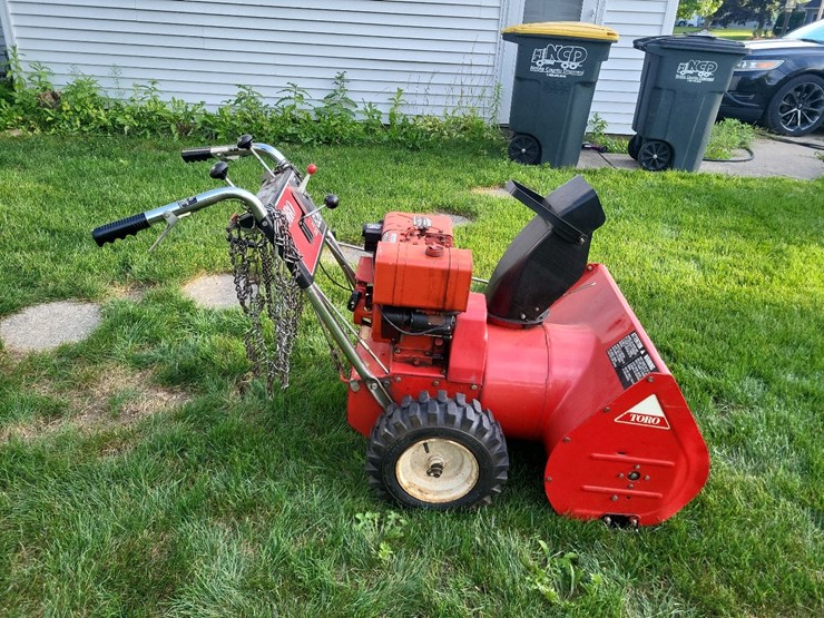 toro-826-walk-behind-snowblower-image-2