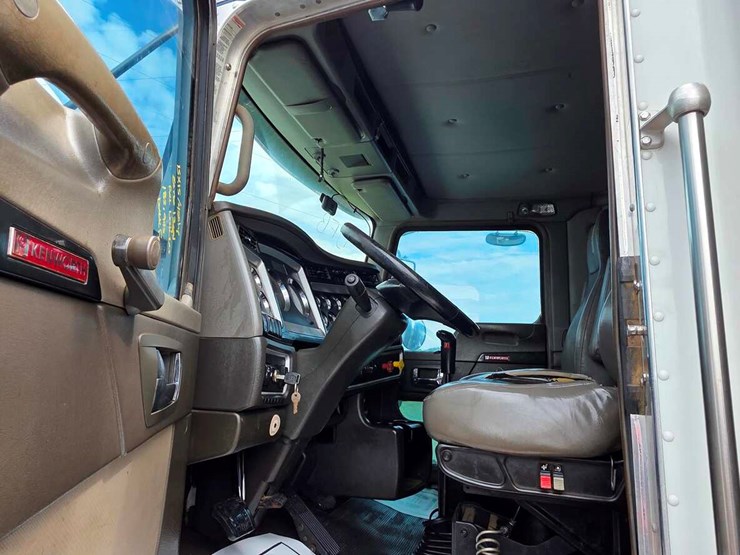 2015-kenworth-t800-image-22