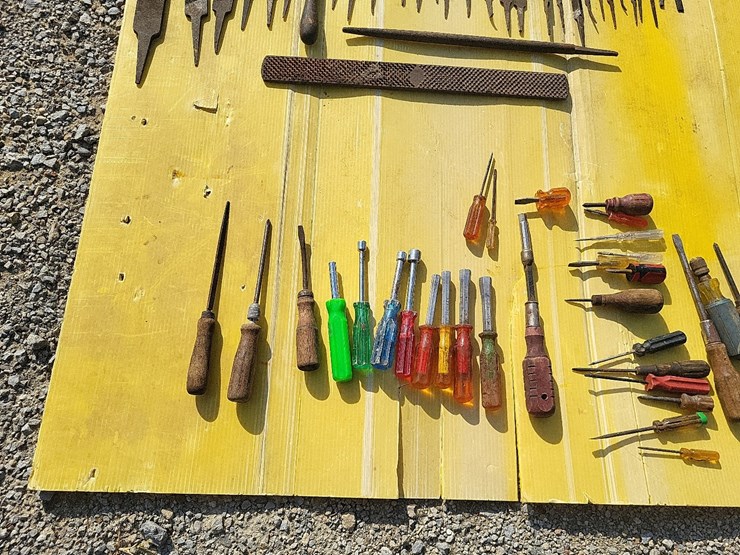steel-files,-rasp-bar,-screw-drivers,-chemical-resistant-tank,-and-regulator-w/hoses-image-2