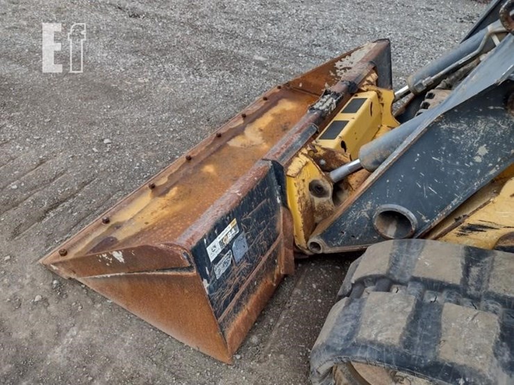 2015-deere-329e-image-18