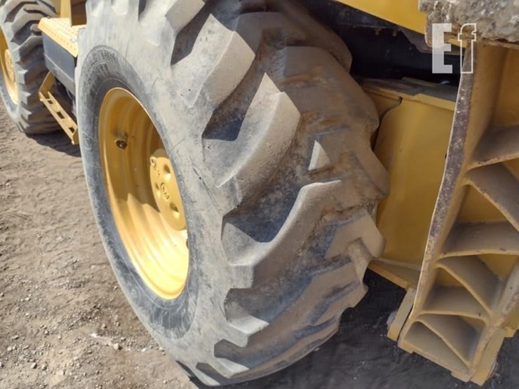 2015-caterpillar-420f-image-29