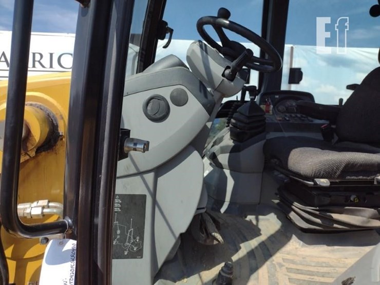 2015-caterpillar-420f-image-18