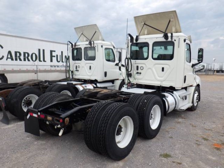 2018-freightliner-cascadia-126-image-5