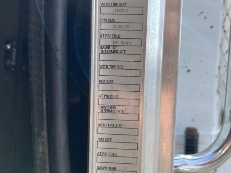 2005-peterbilt-335-image-14
