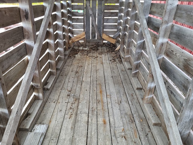 wood-corn-crib-w/steel-roof-image-9