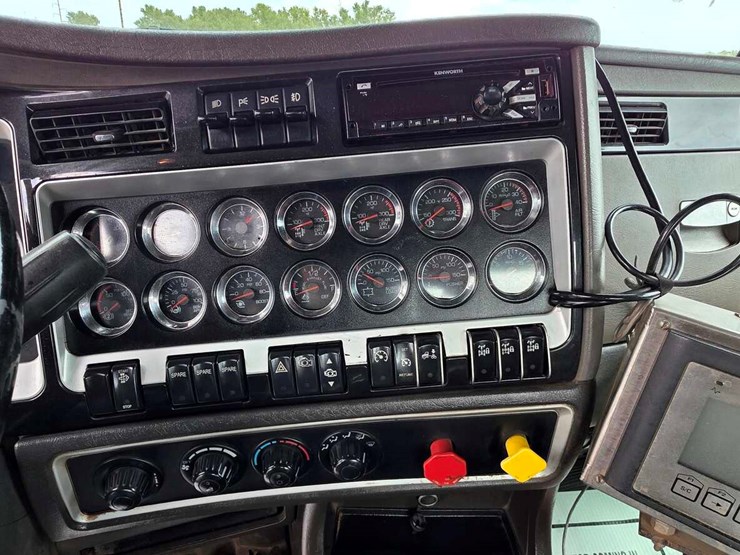 2015-kenworth-t800-image-23