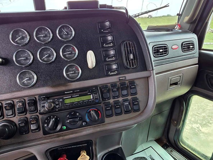 2013-peterbilt-367-image-25
