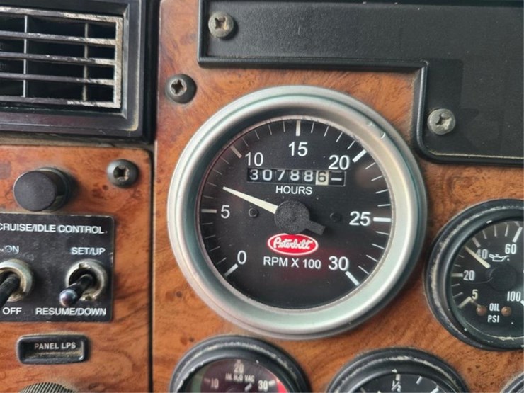 2006-peterbilt-335-image-29