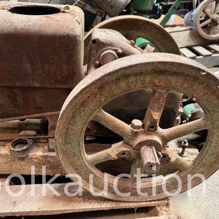 UNKNOWN HIT & MISS ENGINE
