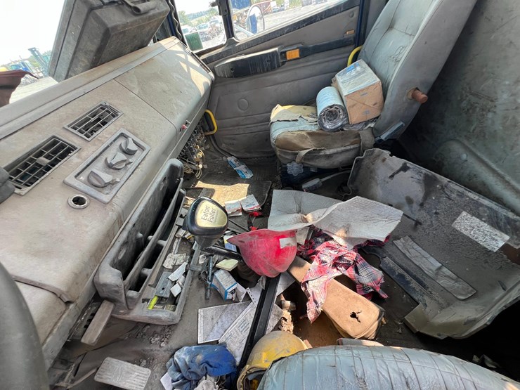 2002-freightliner-fl80-image-23