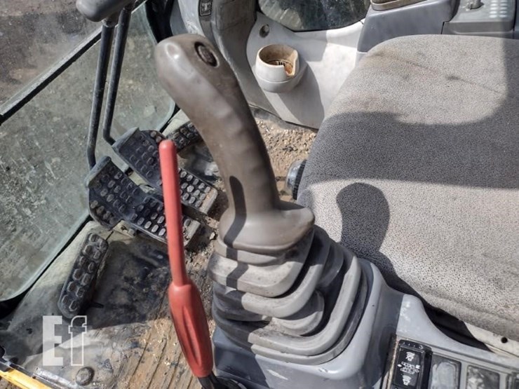 2021-deere-250g-lc-image-11
