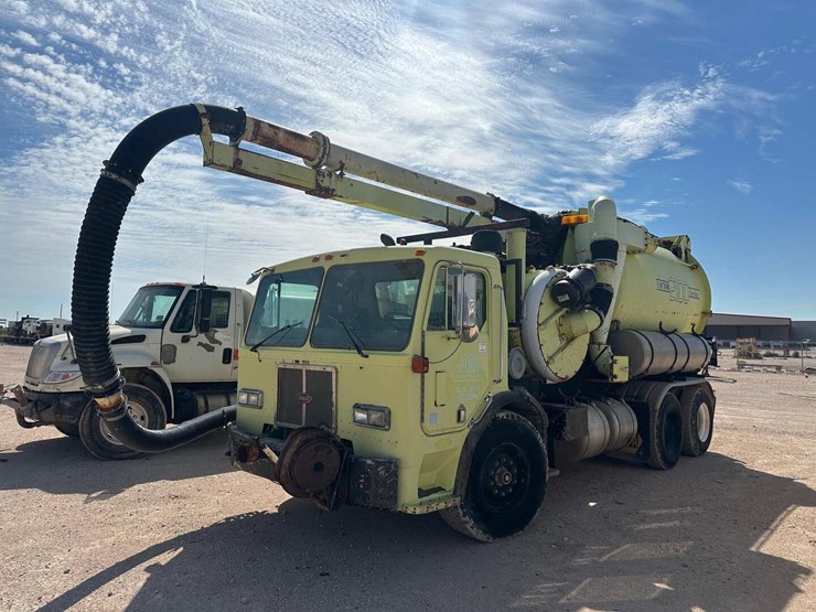 1990-peterbilt-320-image-1