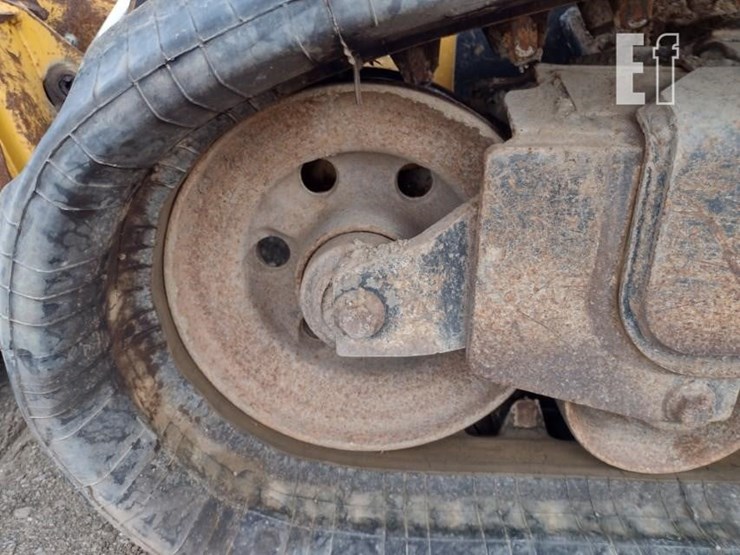 2015-deere-329e-image-24