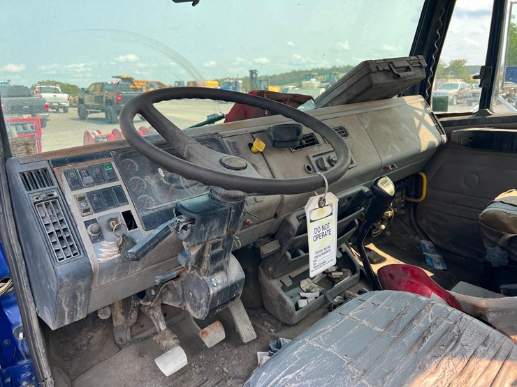 2002-freightliner-fl80-image-20