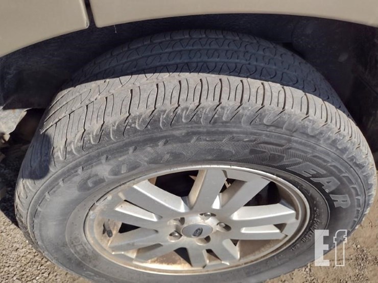 2010-ford-explorer-image-24