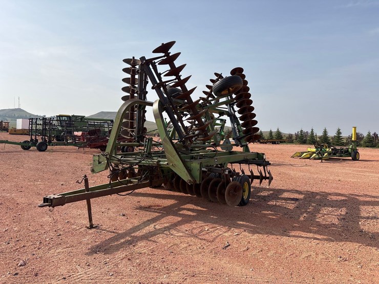 john-deere-235-image-1