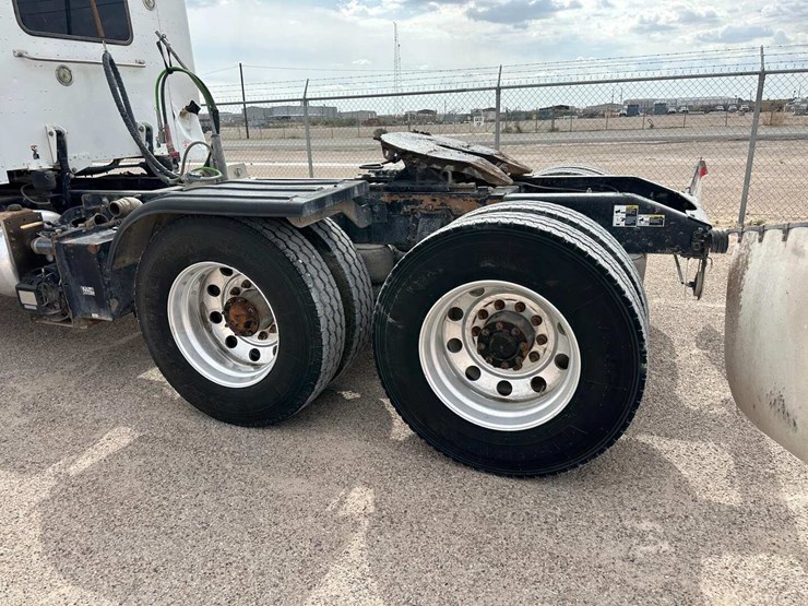 2015-peterbilt-389-image-3