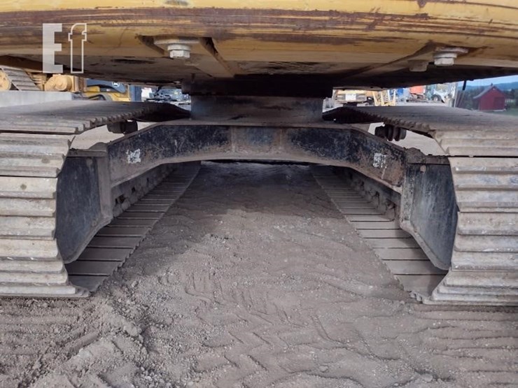 2010-deere-120d-image-46
