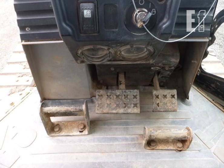 2005-caterpillar-d4g-xl-image-7