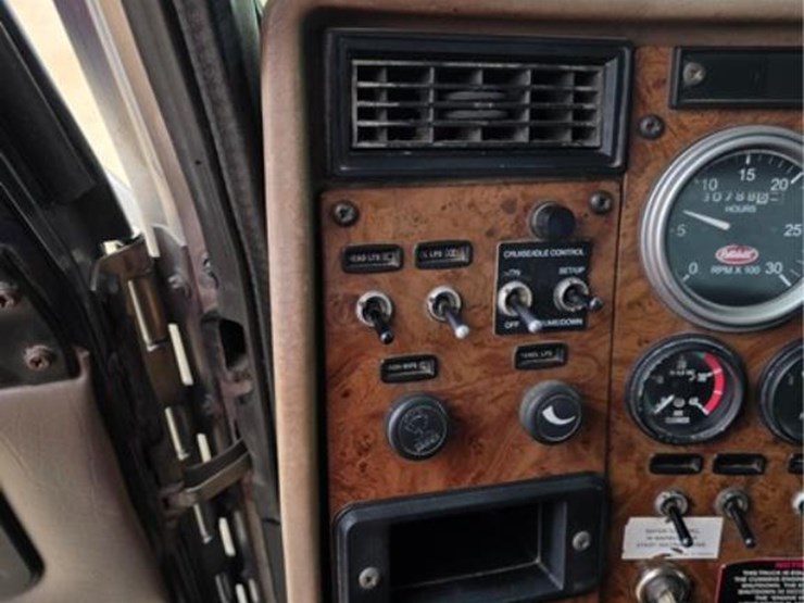 2006-peterbilt-335-image-27