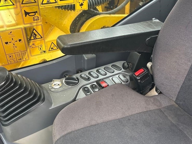2021-komatsu-pc210-lc-11-image-28