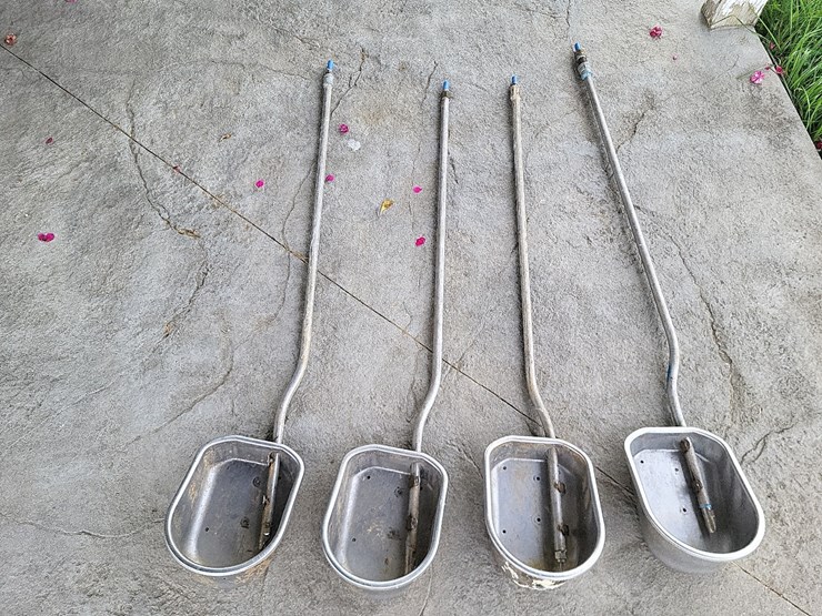 {4}-stainless-steel-hog-water-cups-w/nipples-image-1
