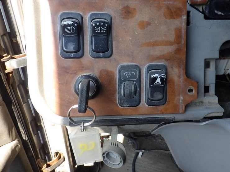 2008-peterbilt-367-image-24