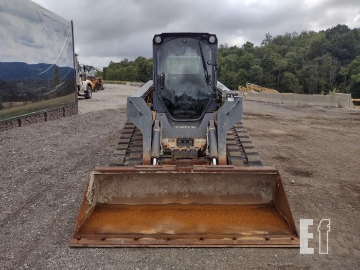 2015-deere-329e-image-2