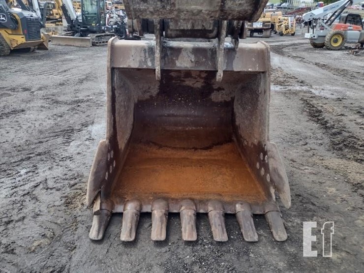 2021-deere-250g-lc-image-15