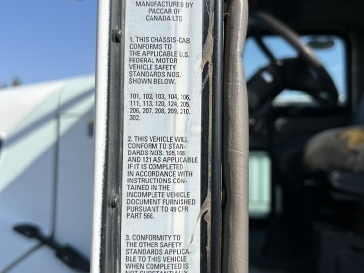 2005-peterbilt-335-image-11