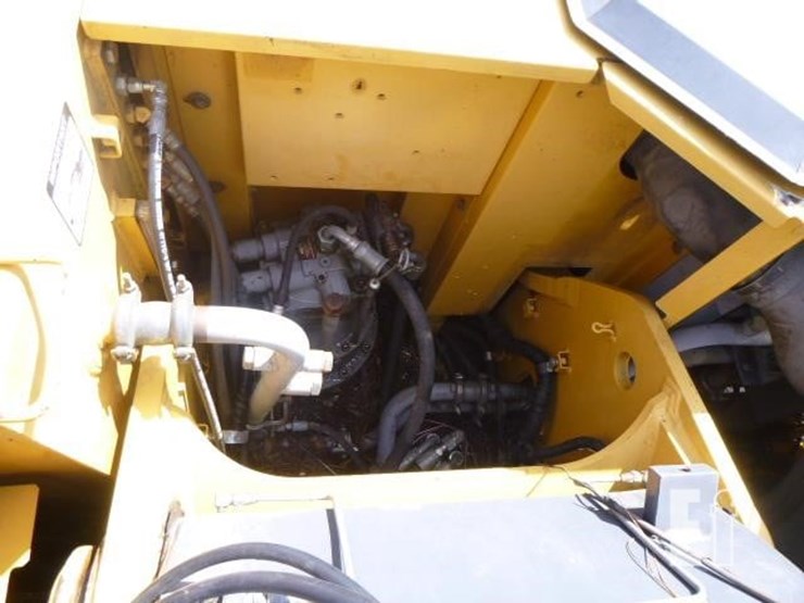 2011-deere-225d-lc-image-32