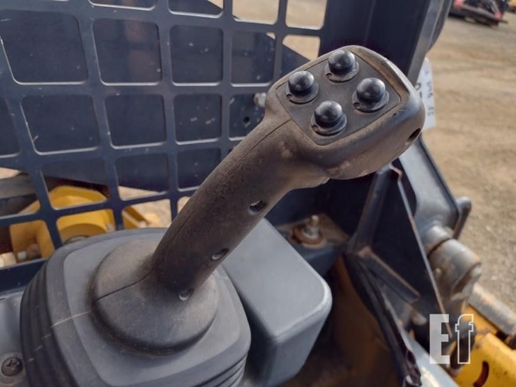 2022-deere-317g-image-10