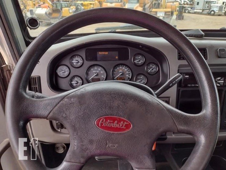 2016-peterbilt-348-image-13