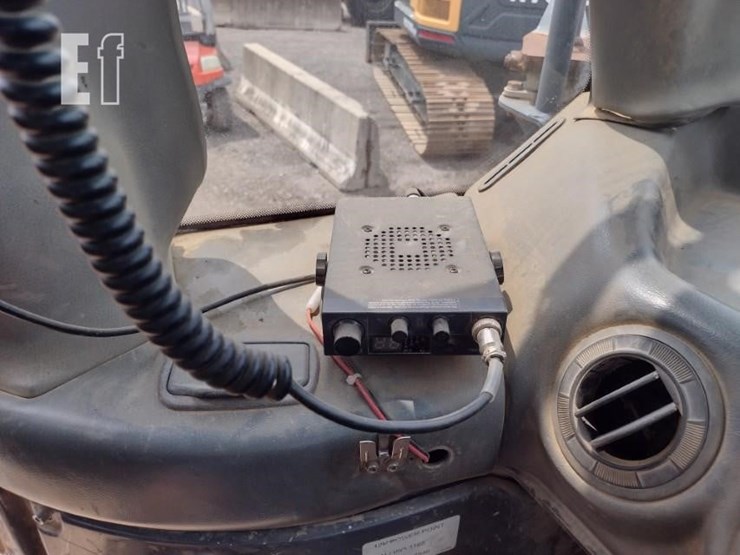 2005-deere-300d-image-11