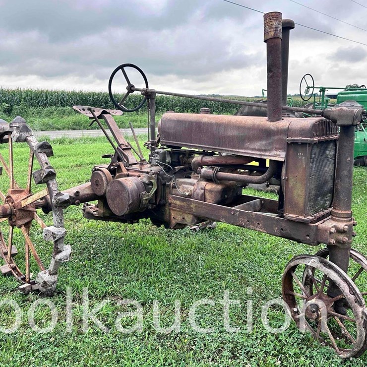 JOHN DEERE B