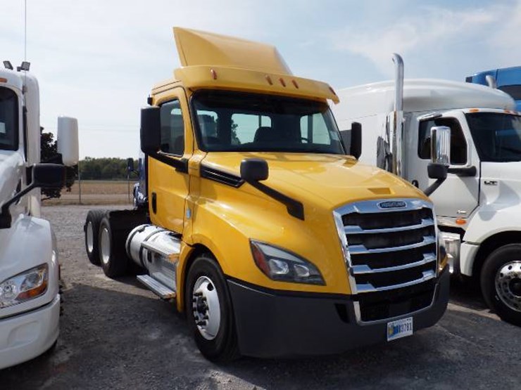 2019-freightliner-cascadia-126-image-3