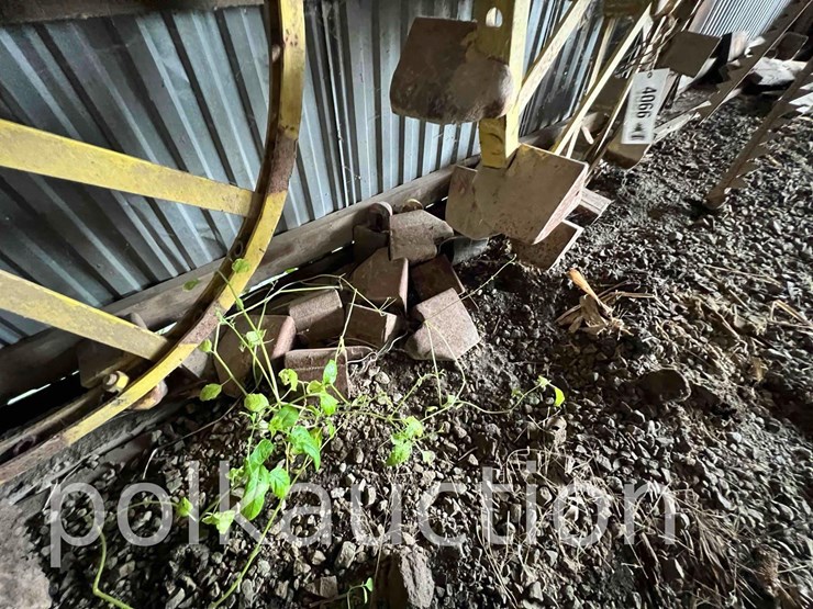 52"-john-deere-rear-skeleton-steel-wheels-w/-some-lugs-image-4