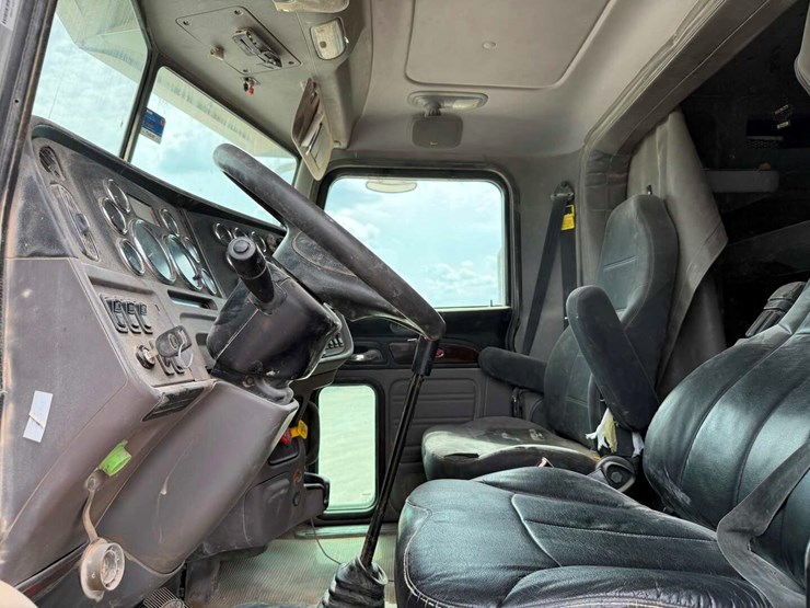 2016-peterbilt-389-image-5