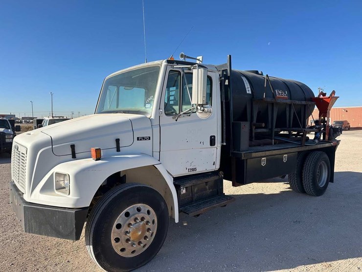 2004-freightliner-fl70-image-1