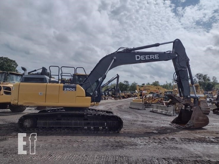 2021-deere-250g-lc-image-4