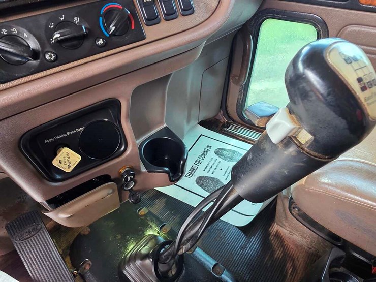 2010-peterbilt-367-image-23