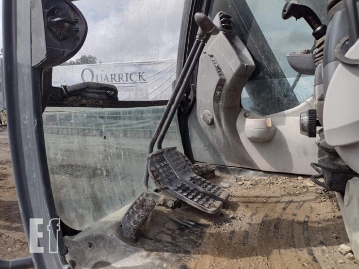 2021-deere-250g-lc-image-12