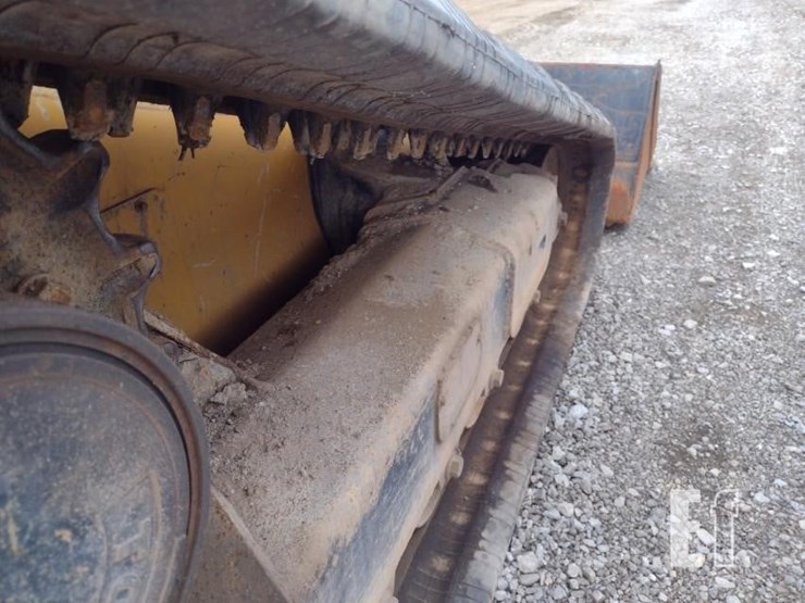 2015-deere-329e-image-30